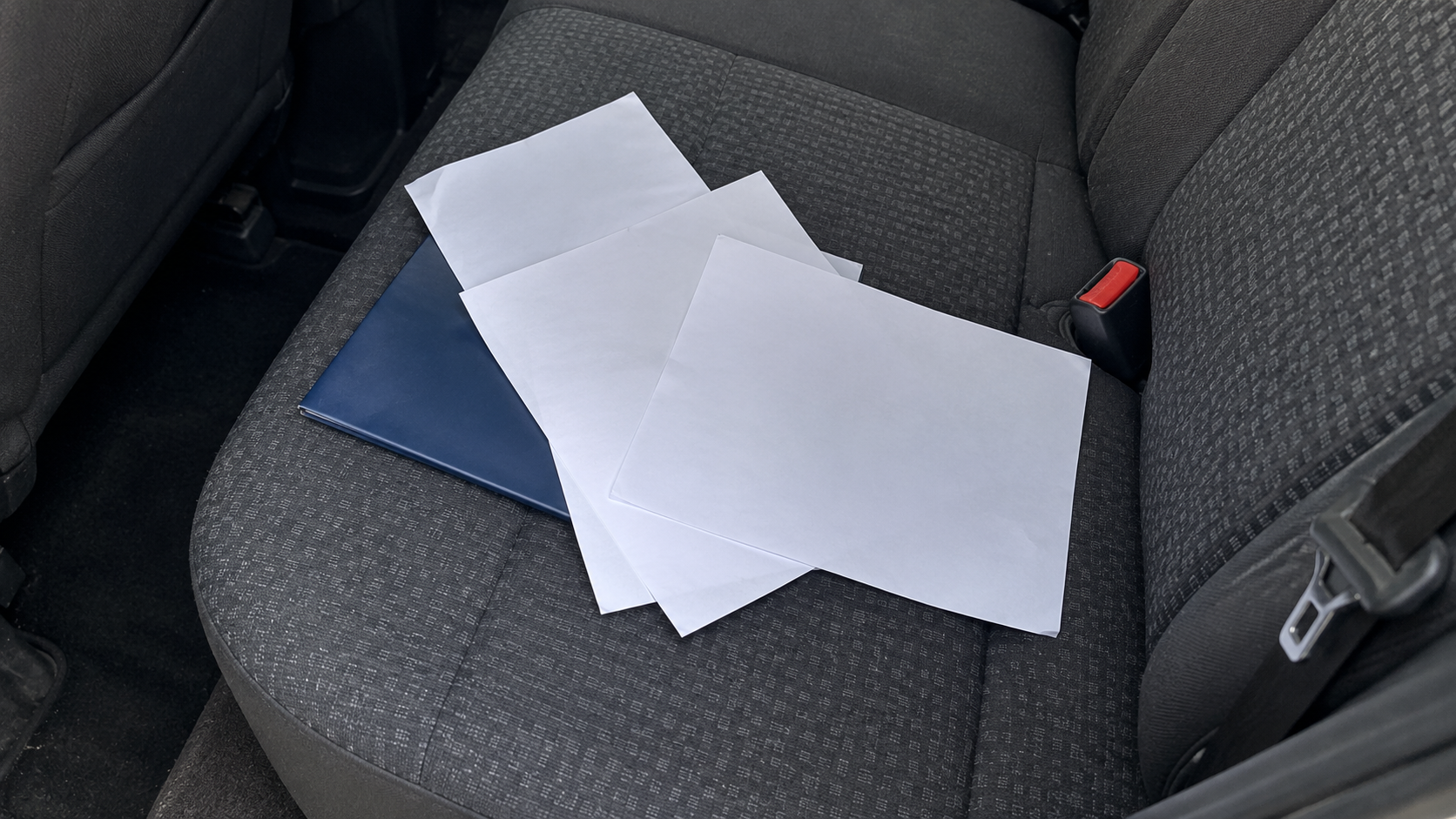 Documente si dosar pe bancheta din spate a unei masini pentru transport alternativ